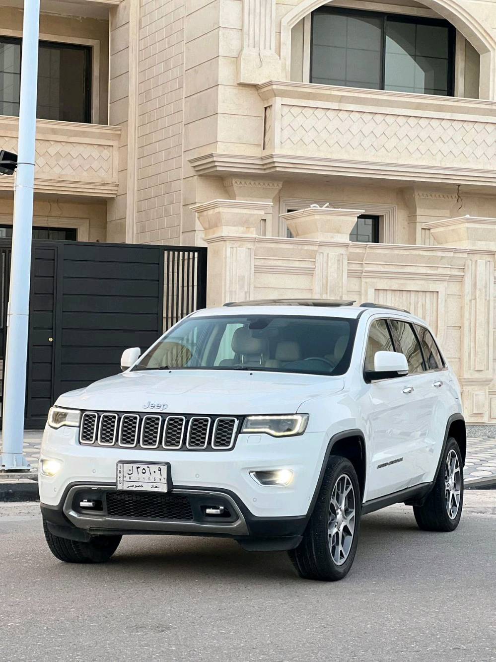 Jeep جراند شيروكي لمتد موديل 2019 السياره متعوب عليها وجاهزه من كل النواحي سعرها 270$ السياره مكفوله بيها مجال بسيط 
عنواني البصرة الجنينه للأستسفار اكثر ***********