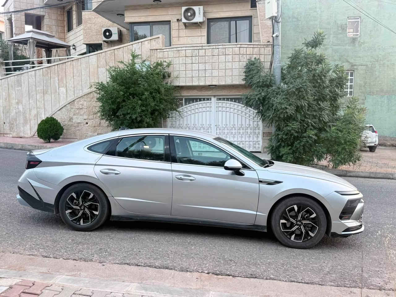 � للبيع هيونداي سوناتا SEL موديل 2025 – وارد أمريكي 🇺🇸
✅مع كوبون

✅ محرك 2.5L GDI اقتصادي وقوي

✅ قير أوتوماتيك 8 سرعات

✅ تشغيل بصمة (Push Start)

✅ دخول ذكي (Smart Key)

✅ شاشة لمس كبيرة

✅ Apple CarPlay وAndroid Auto

✅ كاميرا خلفية

✅ حساسات خلفية

✅ مثبت سرعة

✅ تحكم بالدركسون (ستيرن)

✅ مكيف أوتوماتيك مزدوج

✅ إنارة LED أمامية وخلفية

✅ جنوط ألمنيوم أصلية

✅ أنظمة أمان Hyundai SmartSense (مساعد الحفاظ على المسار، فرملة طوارئ، تنبيه الاصطدام، مراقبة انتباه السائق)

⚠️ضرر السيارة بابين تبديل شركة

هزه سنويه كلشي جديد تحويل مباشر

🚘 السيارة نظيفة جداً، جاهزة للاستخدام، والفحص مسموح للجادين.

📩 للاستفسار أو التواصل

***********
