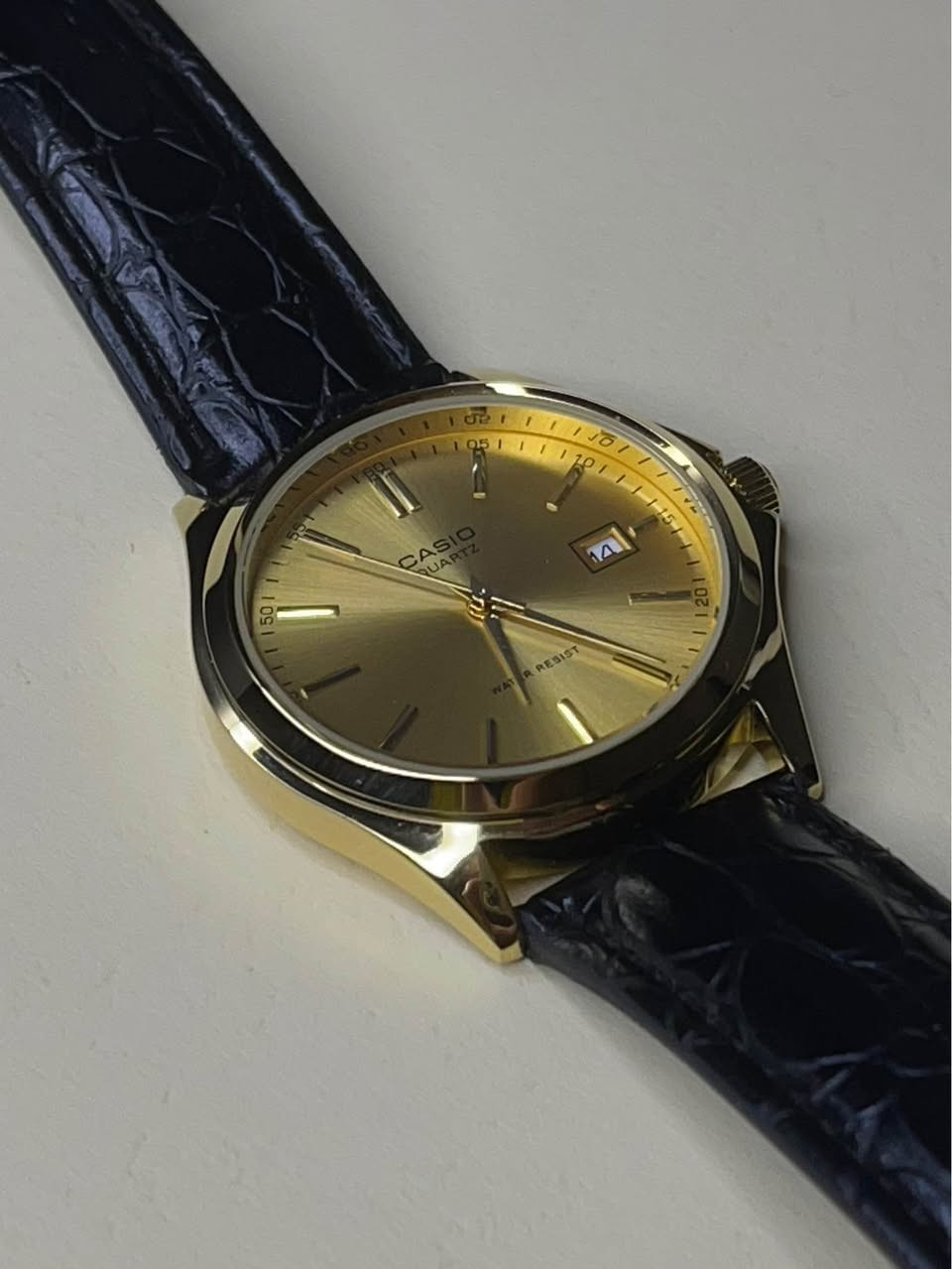 Casio MTP-1183Q-9A
كوارتز ياباني 
الهيكل ستانلس ستيل المطلي باللون الذهبي 
بقطر يقارب 40 ملم.
السير جلد طبيعي مختوم كاسيو البوك مختوم كاسيو . مقاومه للماء .
عرض التاريخ اليومي 
زجاج معدني (Mineral Glass) مقاوم للخدش.
الساعه جديده فقط الضهر بي شخط واضح بالصور 
السعر ٣٥ الف بغداد, العراق


**إذا كنت صاحب هذا الإعلان وتريد حذفه لأي سبب، رجاءا أرسل رسالة إلى الدعم الفني**