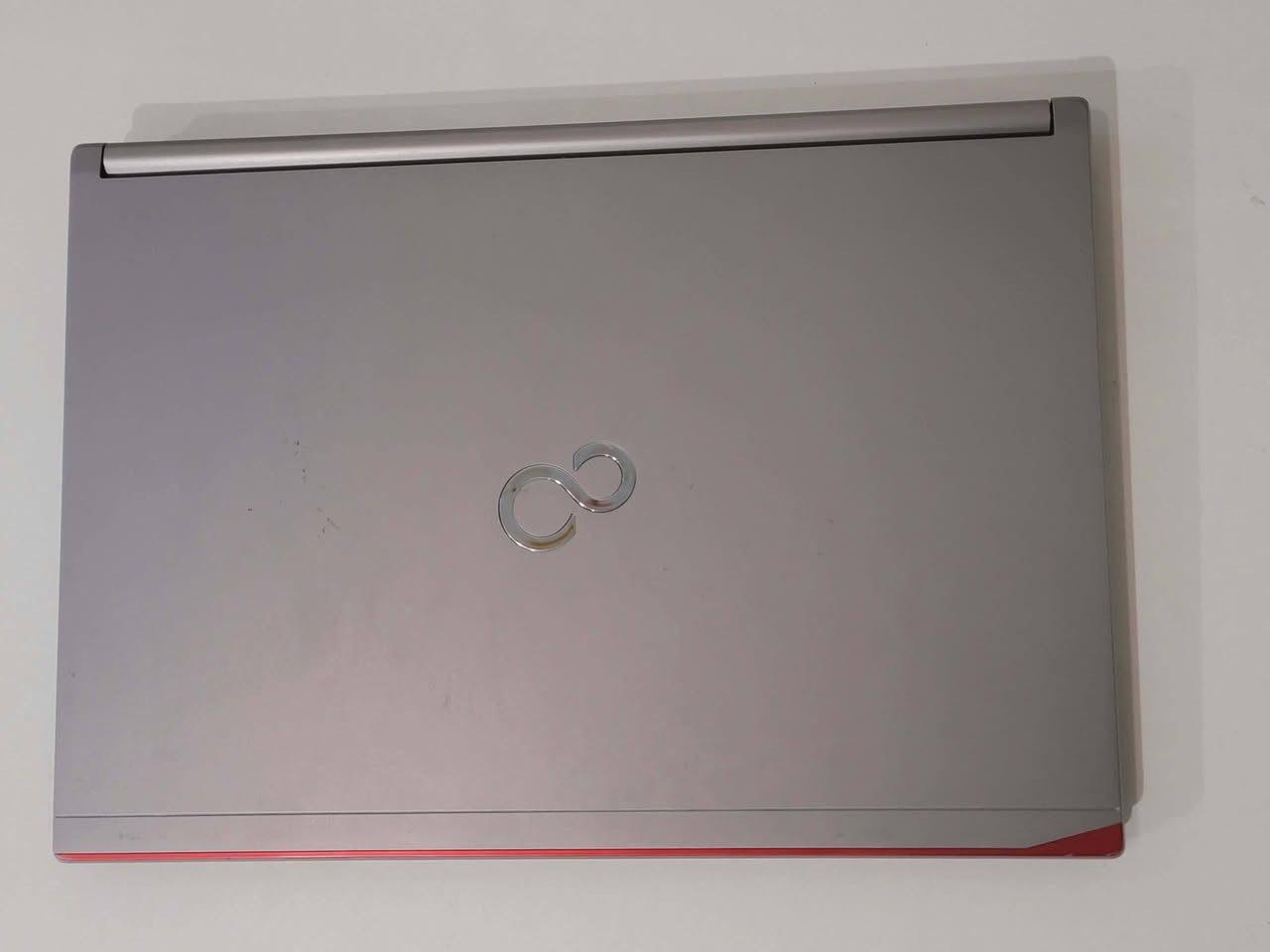 لابتوب فوجيتسو (ياباني أصلي) – نظافة لوز ومواصفات SSD 💻✨
يا الله.. للبيع لابتوب Fujitsu Lifebook E734، صناعة يابانية أصلية (مو تجميع)، الجهاز معروف بقوته وتحمله ومثالي جداً للدراسة والبحوث والشغل المكتبي.
المواصفات العالية:
✅ المعالج: Core i5 الجيل الرابع (فئة M القوية للأداء العالي).
✅ الرام: 8 جيجا (سريع جداً بالتصفح والبرامج).
✅ الهارد: SSD 256GB (تشغيل البرامج والويندوز بلمحة عين).
✅ الشاشة: 13.3 إنج بدقة واضحة ومريحة للعين.
✅ النظام: ويندوز 11 برو (Windows 11 Pro) مفعل وجاهز.
✅ الكيبورد: عربي/إنجليزي ليزري بلادي.
✅ البطارية: أصلية ممتازة وتكفي من ساعة ونص إلى ساعتين (حسب الاستخدام).
🎁 الملحقات والهدايا:
 * شاحنة أصلية (شحن مستقر وسريع).
 * جنطة لابتوب جديدة (للحماية وسهولة التنقل).
💰 السعر: 225 ألف دينار (وبي مجال قليل للشراي الطيب).
📍 المكان: النجف الأشرف – حي العباسية.
🚙 يوجد خدمة توصيل (احجز ويجيك للبيت).
📞 للتواصل (واتساب فقط): ***********
ملاحظة: الجهاز نظيف جداً ومفحوص 100%، يعني تاخذه وتتوكل على الله بالشغل مباشرة.
