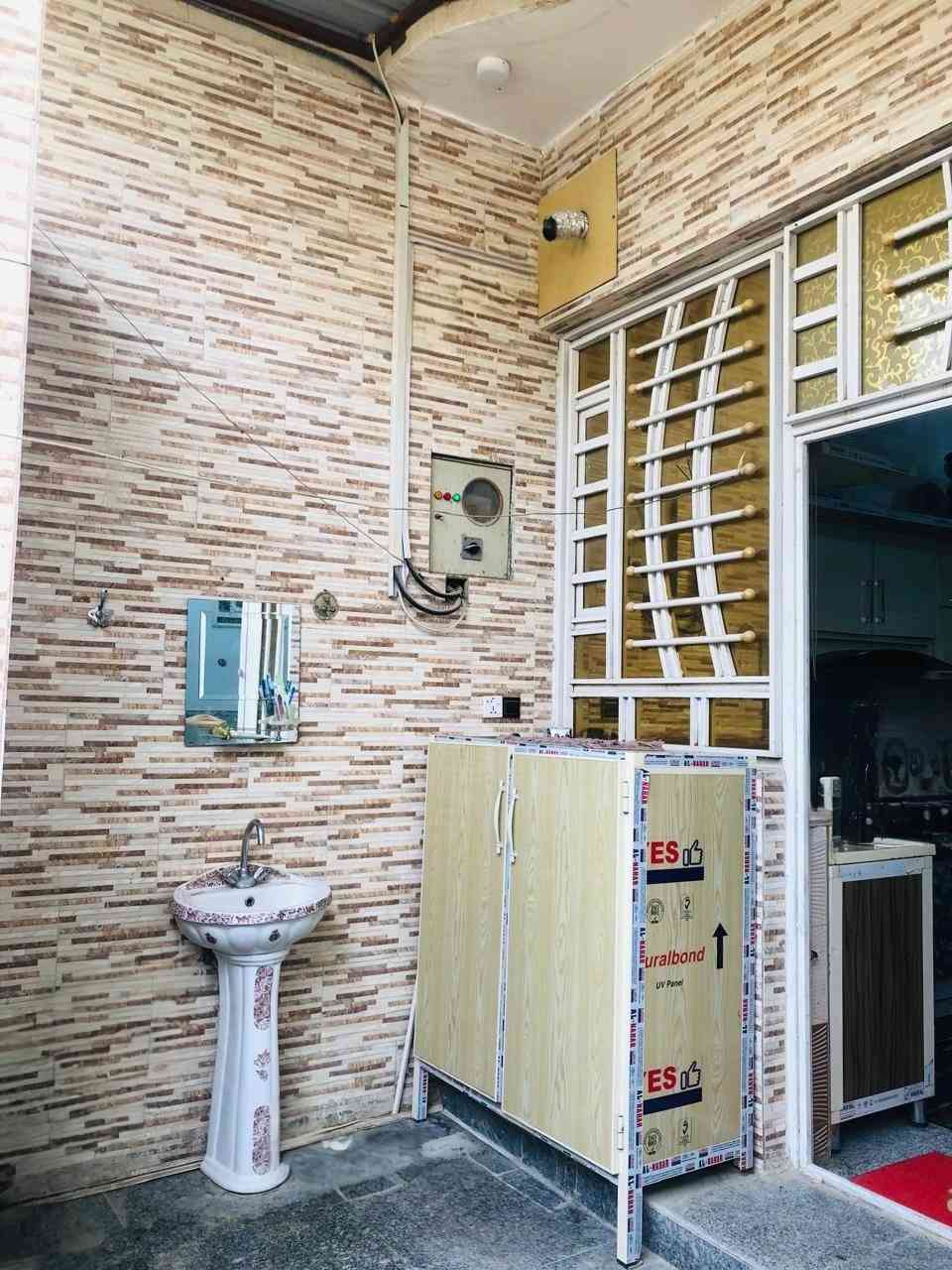 بيت مساحة 100 #طابقين كونكريت بناء حديث #الناصرية_الثوره قرب مركز الشرطة والمستوصف الصحي،مجاور مدرسة مكة المكرمة
#الطابق_الاول /طارمة - صحيات منفصله خارجي - استقبال - مطبخ - صالة - غرفه كبيره 6 امتار -منور داخلي-صحيات مشترك داخلي
#الطابق_الثاني /صاله - صحيات-غرفه كبيره 6 متر_مطبخ (متبقي شي بسيط)
البيت زراعي كل التفاصيل وباقي الصور (اتصال + واتساب) *********** 
السعر 140 (قابل للتفاوض)
_ بناء البيت طابوق فقط
_ كونكريت مسلح فقط
_ الارضية كرانيت فقط
