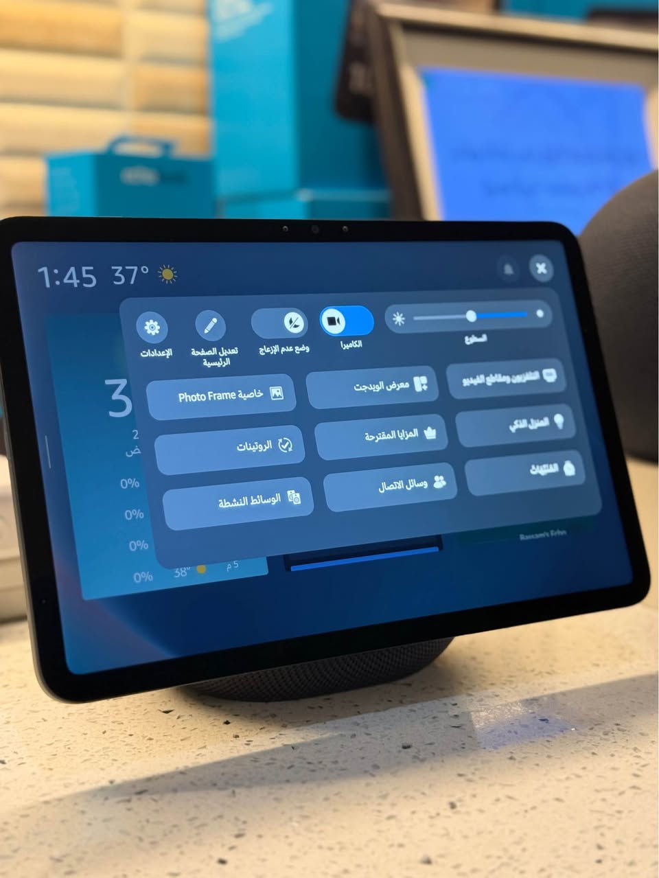 Amazon Echo Show 11

شاشة سينمائية: شاشة لمس مقاس 11 بوصة بدقة Full HD، أكبر من الموديلات السابقة، واضحة وممتازة لمشاهدة الفيديوهات ووصفات الطبخ ومتابعة يومك.

صوت محيطي قوي: تقنية صوت ثلاثية الأبعاد (Spatial Audio) مع مكبرات صوت ومضخم صوت (Woofer 2.8 بوصة) تعطيك صوت نقي وباس (Bass) مضاعف وقوي.

سرعة خارقة: يعمل بمعالج AZ3 Pro المتطور، ليكون استجابة أليكسا سريعة وفورية للأوامر.

كاميرا ذكية : كاميرا بدقة 13 ميجابكسل لمكالمات الفيديو.

ذكاء يفهم وجودك: يتعرف على وجهك (Visual ID) ليعرض لك جدولك الخاص فور اقترابك، ويحتوي على مستشعرات للحرارة والحركة لتشغيل أجهزة البيت تلقائياً بمجرد دخولك الغرفة.

متحكم بالبيت الذكي (Smart Hub): يدعم أنظمة Matter, Thread, و Zigbee، يعني يربط ويتحكم بكل أجهزة بيتك (إضاءة، كاميرات، تكييف) مباشرة وبدون قطع إضافية.

📊 جدول المواصفات الفنية:

الشاشة: 11 بوصة، بدقة 1920x1200 (Full HD) تدعم اللمس.

المعالج: Amazon AZ3 Pro المخصص للذكاء الاصطناعي.

الكاميرا: 13 ميجابكسل ذكية بزاوية واسعة تتتبع حركتك رقمياً وتجعل صوتك واضحاً بعزل الضوضاء مع امكانية القفل للخصوصية.

الصوت: صوت محيطي، مضخم صوت 2.8 إنش، وضعف قوة الباس.

الشبكات: يدعم شبكات الواي فاي (Wi-Fi 6E) سريع جداً، بلوتوث، ومستشعرات حرارة وحركة مدمجة.

🔒 الأمان والخصوصية:

بإمكانك قفل الكاميرا والميكروفون بضغطة زر واحدة في أي وقت لضمان خصوصيتك الكاملة. بغداد, العراق


**إذا كنت صاحب هذا الإعلان وتريد حذفه لأي سبب، رجاءا أرسل رسالة إلى الدعم الفني**