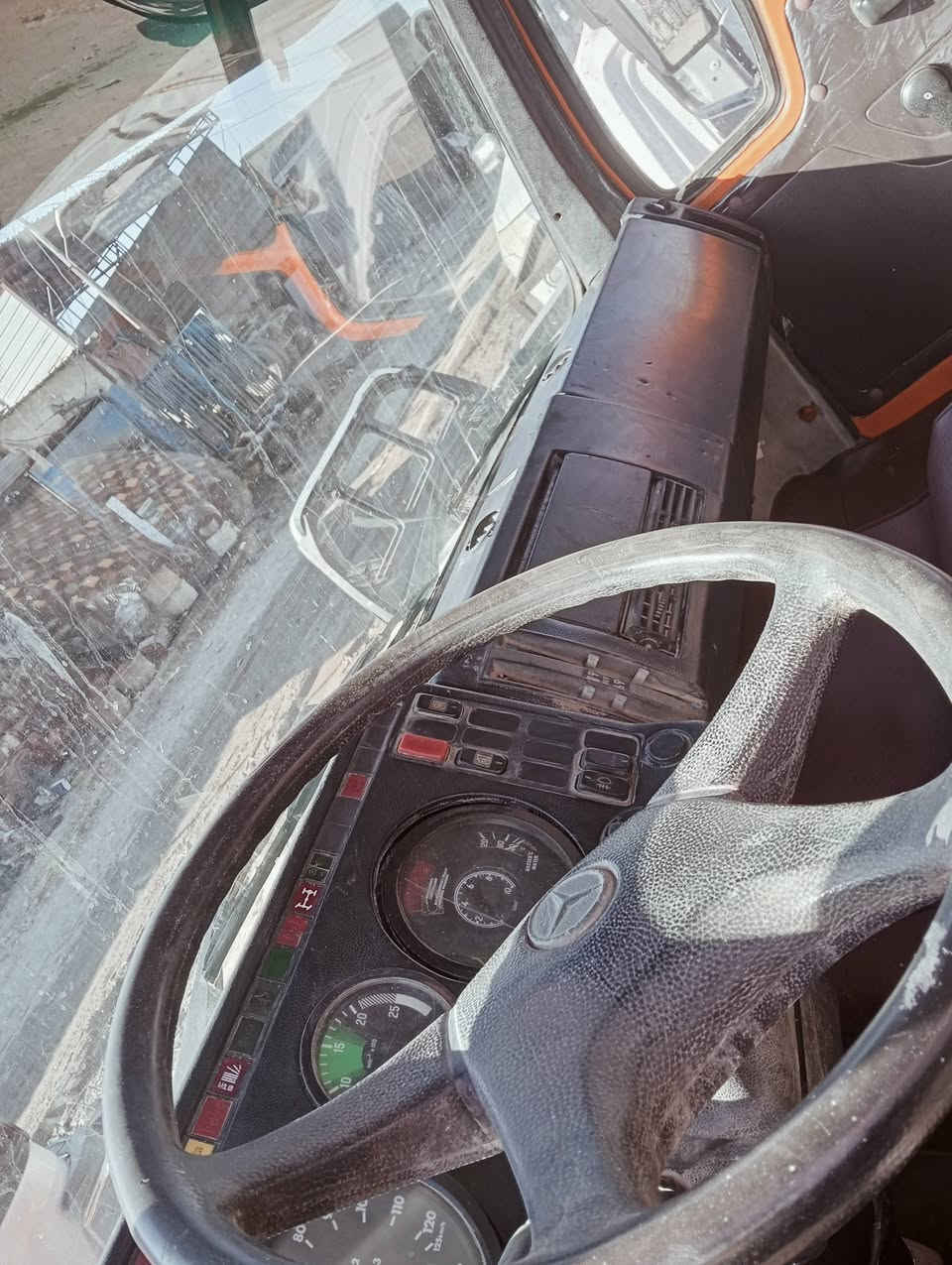 السلام عليكم للبيع ***********
قماره وربع موديل 88 قنبوره عاليه ام الفنجان مصبوغه جماليه كامله مع السوادات العنوان النجف حي الصناعي
