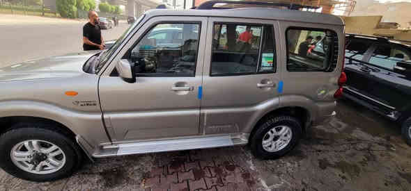 من رخصت الدمن ماهندر اصول هندي ٢٠١٢ اتوماتيك محرك ٣٠٠٠ ياباني سياره جاهزه.  السعر. 75$.  بيه مجال ***********. بغداد حي الجامعه
