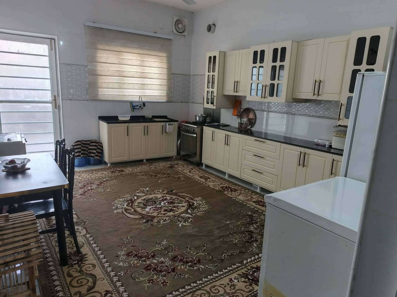 بيت طابو صرف للبيع 
طابقين بناء ٢٠٢٣
================

المساحة ٢١٤ متر  تشطيب راعي البيت 
========================

الموقع مجمع الدوح السكني 
قرب موقع حدادة الدوح القديم
====================
يتكون البيت من طابقين

الطابق الاول 
غرف عدد ٢
صالة 
مطبخ
براني
تهويات
صحيات داخلية وخارجية
طارمة واسعة
الطابق الثاني عگادة
غرفتين
وصالة
===========================
مطلوب للمصرف العقاري  ٨٨ مليون التسديد الشهري ٤٦٠ الف
ونقد بيد راعي البيت ٨٧ مع المجال

للاستفسار اكثر مراسلة الصفحة


**إذا كنت صاحب هذا الإعلان وتريد حذفه لأي سبب، رجاءا أرسل رسالة إلى الدعم الفني**