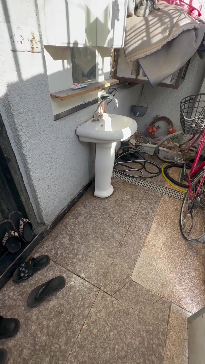 بيت للبيع طابق ونص عكادة نظيف جدا مساحة ٨٠ متر واجهة ٤ متر نزال ٢٠ متر يحتوي على طرمة + صالة + غرفة نوم + مطبخ + خدمات صحية الطابق الثاني غرفة كبير + غرفة صغيرة + بيتونة + صطح  شتايكر البيت في منطقة الوشاش شارع عريض طابو صرف تلفون ***********وتساب ***********وتساب ***********او مراجعة مكتب الخبير للعقار ومن للة التوفيق
