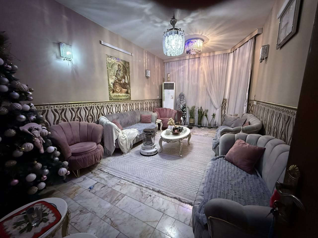 بيت للبيع مدينه الصدر شارع الفلاح قطاع ٣٩ بناء حديث مساحه١٤٤ واجهه٨ نزال ١٨ يحتوي عل كراج وستقبال وحولي ومطبخ حار بارد+ خدمات غرفتين نوم  طابق الثاني ٤غرف نوم للستفسار ***********   //***********
