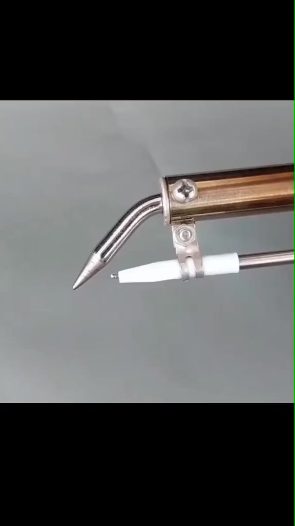 كاوية لحيم أوتوماتيكية احترافية من AKKO STAR (قدرة 60 واط)

سعر 22 الف توصيل مجاني لجميع المحافظات 

الاستخدامات:

إصلاح وصيانة بوردات الأجهزة الإلكترونية والكهربائية.

لحام الأسلاك الدقيقة في المشاريع الهندسية وأعمال الـ DIY.

صناعة ولحام المجوهرات والحلي اليدوية.

مثالية للفنيين والهواة بفضل سهولة التحكم العالية.

المميزات:

تصميم اليد الواحدة: يسمح لك باللحام وتغذية القصدير بيد واحدة فقط، مما يوفر دقة وسهولة فائقة.

تسخين سريع (60W): مزودة بنظام تسخين خارجي يضمن الوصول لدرجة الحرارة المطلوبة في وقت قياسي.

تغذية تلقائية: بكرة قصدير مدمجة بالأعلى تمنع الفوضى وتضمن تدفق القصدير بسلاسة أثناء العمل.

جودة احترافية: مقبض مريح للاستخدام الطويل ورأس لحام متين مقاوم للتآكل.

محتويات الصندوق:

مسدس اللحيم الأوتوماتيكي AKKO STAR.

حامل بكرة القصدير مثبت على الجهاز.

دليل الاستخدام والتعليمات.

الملاحظات:

يُرجى قراءة التعليمات قبل الاستخدام الأول لتجنب الحروق.

يُنصح بتنظيف رأس الكاوية بانتظام لضمان أفضل جودة لحام.

الجهاز مصمم للعمل بجهد 220-240 فولت.

القياسات:

قياس الكرتون: 28 × 6 × 23 سم.

طول سلك الكهرباء: 140 سم.

القدرة: 60 واط.


**إذا كنت صاحب هذا الإعلان وتريد حذفه لأي سبب، رجاءا أرسل رسالة إلى الدعم الفني**