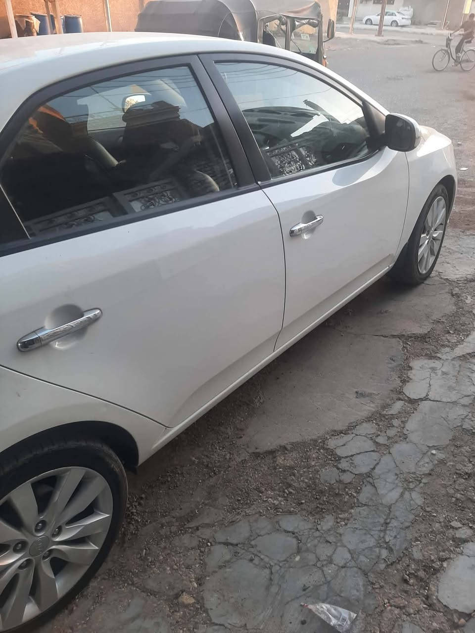 السعر ١١٥ سيراتو ٢٠١٢
سيارة مكفولة من دعامية لدعامية 
ماشية ١١٧ 
تحكم ستيرن جهتين 
تبريد شاشة 
ويل فلات 
كير ٦ نمر 
كيج الحماوة الكتروني 
اشاير بالمري 
مري شفط 
محرك ١٦٠٠ دوش بلادي ممفتوح 
رقم سليمانية سنوية ل ٢٧ باسمي 
***********
