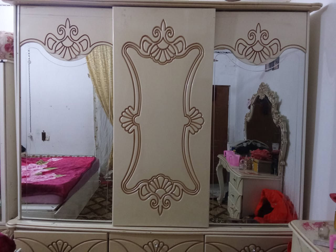 من رخصة مدير الكروب سلام عليكم غرفه يطاليه للبيع نضيفه 7قطع بيها بس هاذ الضرر مضح بل صوره نضيفه كلش وحلوه سعرها 450وبيها مجال حك الجيه فقط  مكاني نجف الاشرف قضاء المشخاب رقم الهاتف ***********
