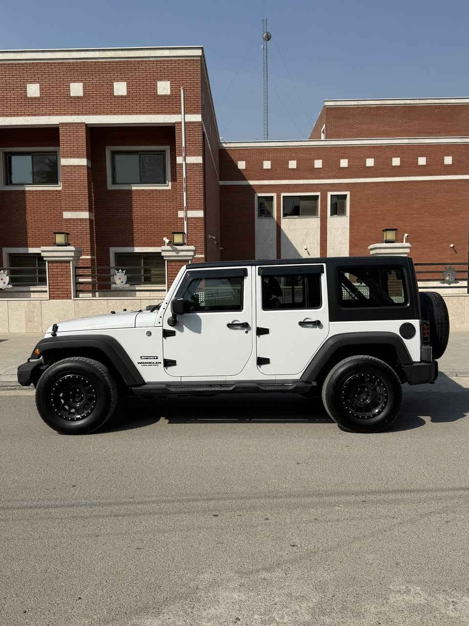 السلام عليكم للبيع جيب رانكلررر
2012 حيل جديده نضافه مال 2023 
سياره مكفوله باب سكن صبغ فقط 
سكف بلاستك مو قماش
السياره جاهزه ومناقصها شي وتعديلها كلش حلو
رقم بغداد مميز 
ماشيه 100 الف حقيقي ثاني اني ثاني مالك الها 
السعر 160 وبيها مجال 
مكاني بغداد 
***********
