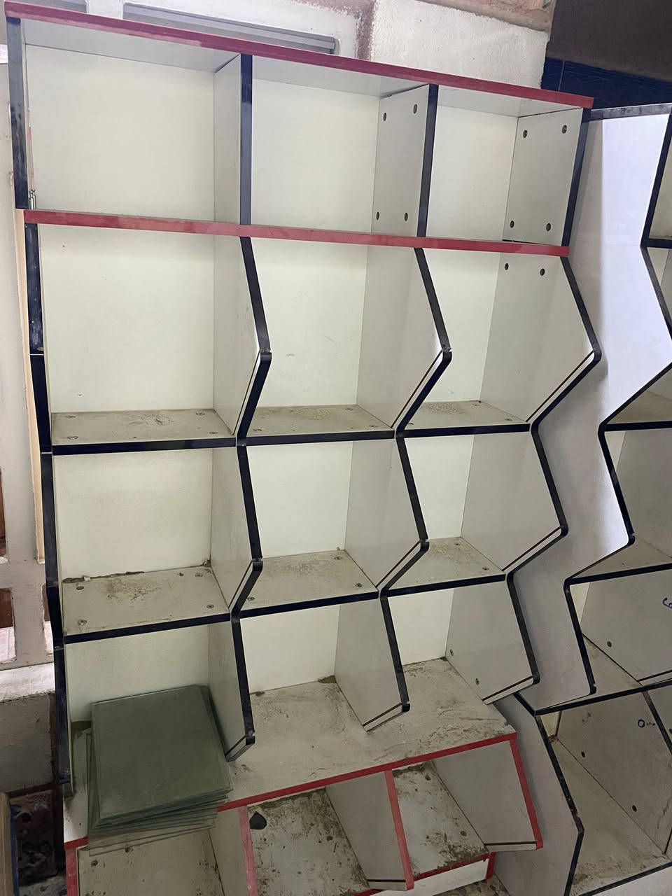 سلام عليكم
رفوف بقوليات وكرزات 
للبيع سوه مابيع منفصل 
الجديد 200-250 
ابيعهم اثنينهم 300
***********
