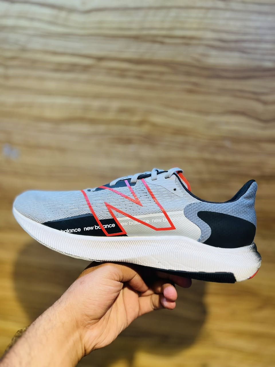 نيو بلنس باله اصلي 
قياس44.5
طول القدم28.5
النظافه 100.100
توصيل جميع المحافظات 
للحجز واتساب 
***********
