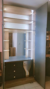 كاونتر كورنر • مكتبة تخزين • ميز تواليت داخلي