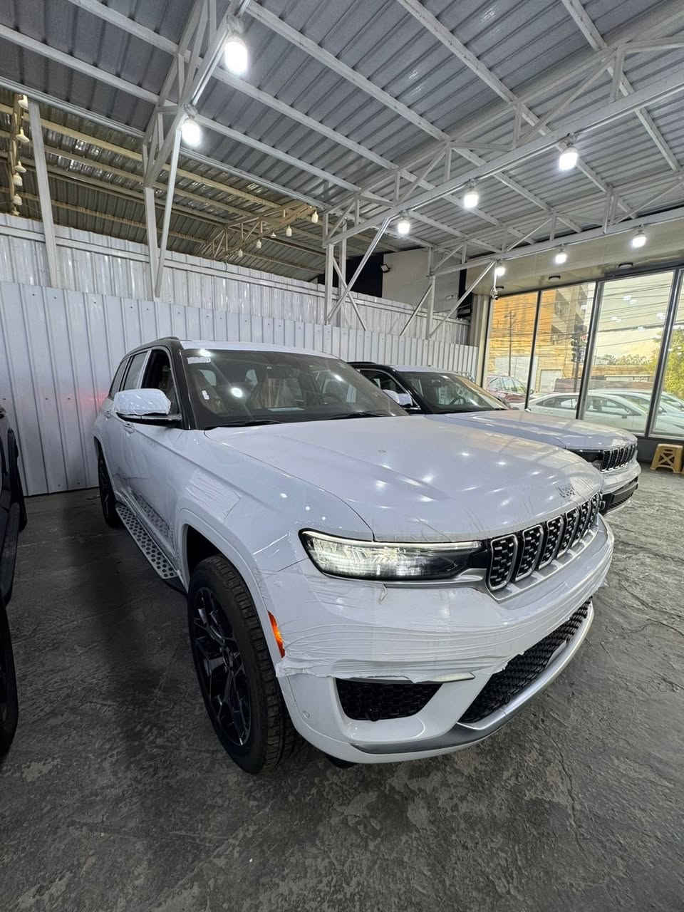 تعلن شركة عمر العبيدي لتجارة السيارات الحديثة 
وصول جيب جراند شيروكي Summit 2025 الخليجي
تأتي جيب جراند شيروكي Summit Reserve 2025 (خليجي) كسيارة SUV فاخرة بمحرك 
 لتر V6 بقوة 293 حصان، ونظام دفع رباعي 4WD، مع مقصورة جلدية فاخرة (نابا)، شاشات 10.1 بوصة، نظام صوتي متطور، سقف بانوراما، وميزات أمان متقدمة تشمل كاميرات 360 درجة، رادار، وتبريد/تدفئة للمقاعد، مما يجعلها خياراً يجمع بين الفخامة والأداء القوي.   السعر 95.000.000 مليون دينار عراقي  شامل اللوحات المرورية بغداد
للاتصال والاستفسار 
***********
او زيارة موقع الشركة
بغداد الكريعات شارع المعارض
