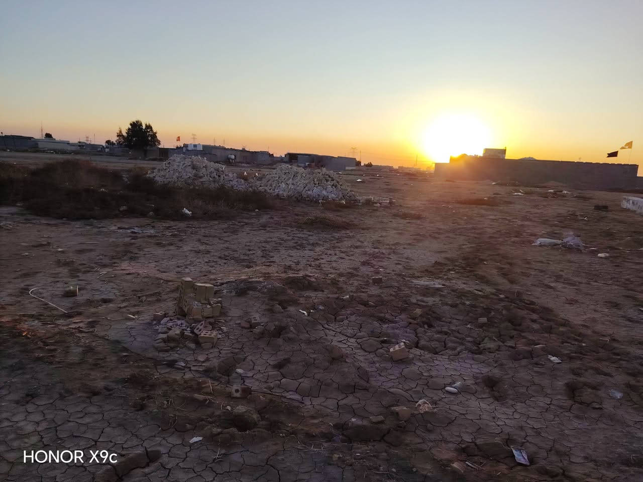 سلام عليكم ورحمة الله وبركاته قطعت ارض البيع بشارع مدرس التراث الهليه مساحت القطعه 400متر خط ثالث رقم صاحب القطلع اليحب يتواصل وياه اني مكلف بل نشر وغير متواجدين عل فيس ***********
