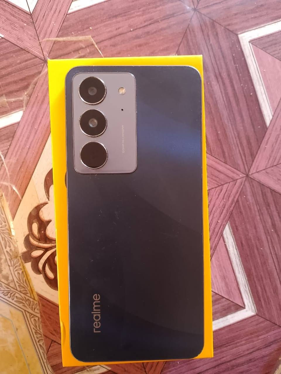 ريلمي c75x جهااز نضيف ستخدام قليل مكفول ذاكره 256 عشوائيه 22 بطارية 5600 شاشه 128هيرتز  ملحقات شاحنه وكارتون السعر 190 مكاني بصره هارثه رقمي ***********
