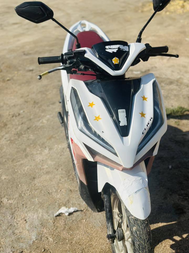 السلام عليكم دراجه موديل 21 كفاله عامه اي نقص مابيه برغي مامفتوح بيه شلعه ومعدل كرهبائيات كله شغاله لايت زنون اشاير زنون السعر 650بيها مجال رقم ***********
