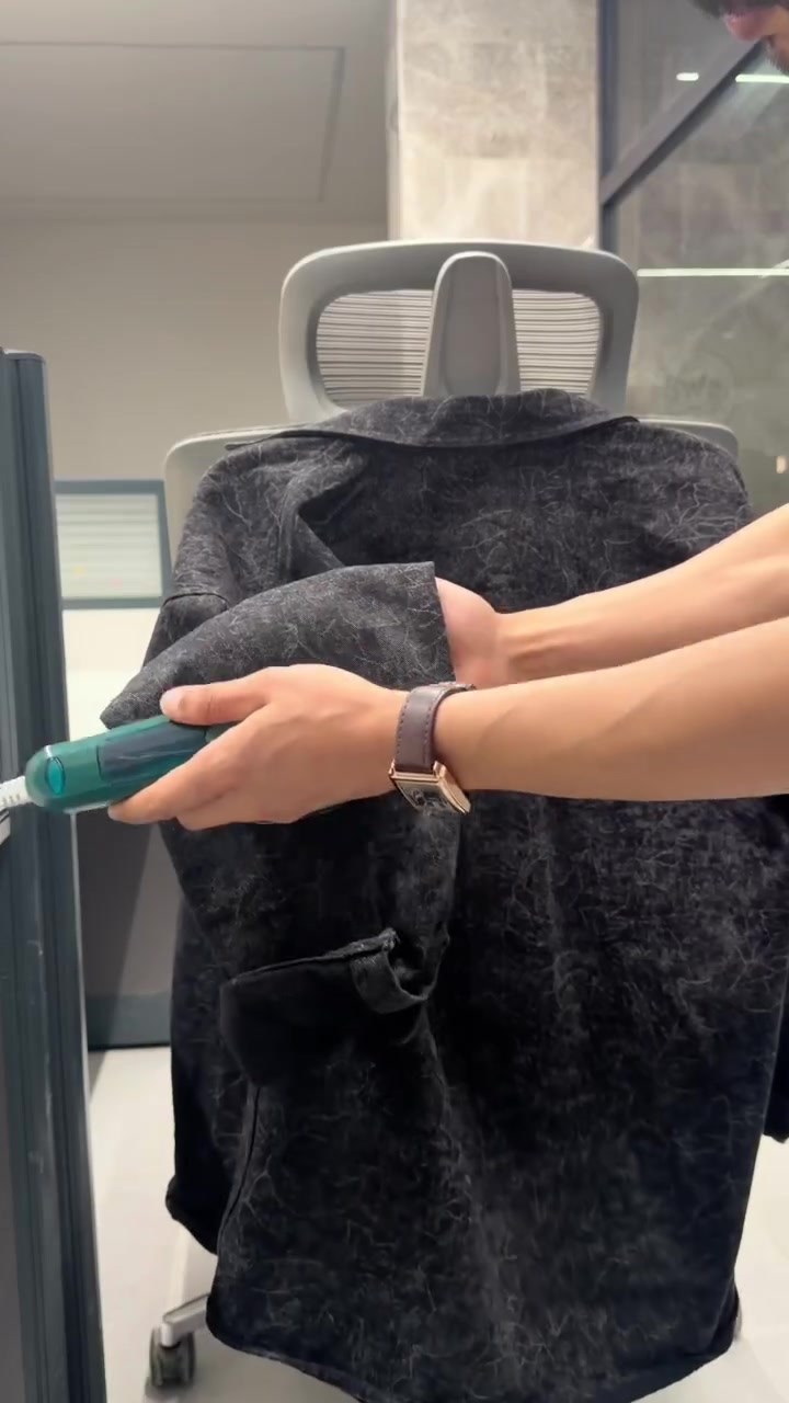 مكواة ملابس صغيرة مع بخاخ ماء – موديل ZF688 👔

حل عملي وسريع للتخلص من تجاعيد الملابس في البيت أو أثناء السفر.
📌المميزات: 
✅ مزودة بخزان ماء مدمج مع بخاخ للترطيب أثناء الكي
✅ تصميم صغير وخفيف سهل الحمل والتنقل
✅ قاعدة معدنية لتوزيع الحرارة بشكل متساوٍ
✅ مؤشر ضوئي لمعرفة حالة التشغيل
✅ نظام مضاد للتقطير (Anti-drip)
✅ مناسبة للملابس اليومية والسفر

📌 المواصفات:
• الموديل: ZF688
• الجهد الكهربائي: 110–220V
• التردد: 50Hz
• القدرة: 30W
• النوع: مكواة جافة مع بخاخ ماء
📍الحجز والاستفسار واتساب حصراً: ***********3📞

#اكسبلور_العراق_السعوديه_الاردن_ايران_الكويت_طق_لايكات_كومنت_يلاا💙 #فولوا #اكسبلور #نظارات_شمسيه #متابعة
💰 السعر: 18,000 دينار فقط
🚚 التوصيل: 5,000 دينار
