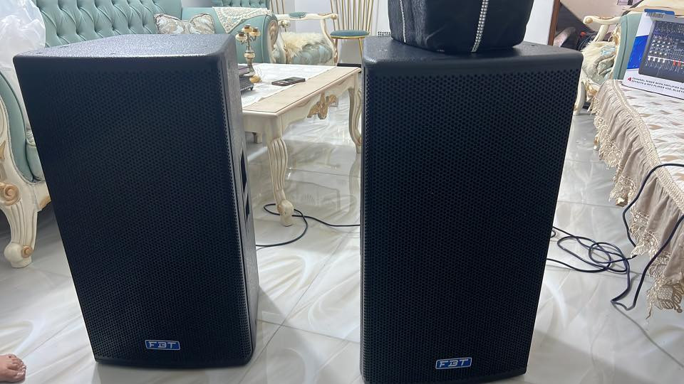 السلام عليكم سماعات افبيتي كسر كارتون للبيع مستعملات شي قليل كلش تاخذهن هنة وكراتينهن مكاني كوت 
الرقم *********** بس واتساب خط متوقف بس واتساب 
+ موجود ستاند سماعات زوج مستعمل هم للبيع 
ملاحضة تريد بس سماعات سعر وحد تريد ستانات سعر وحد 
تريدهن كلهن سعر وحد واني بخدمتكم ❤️
