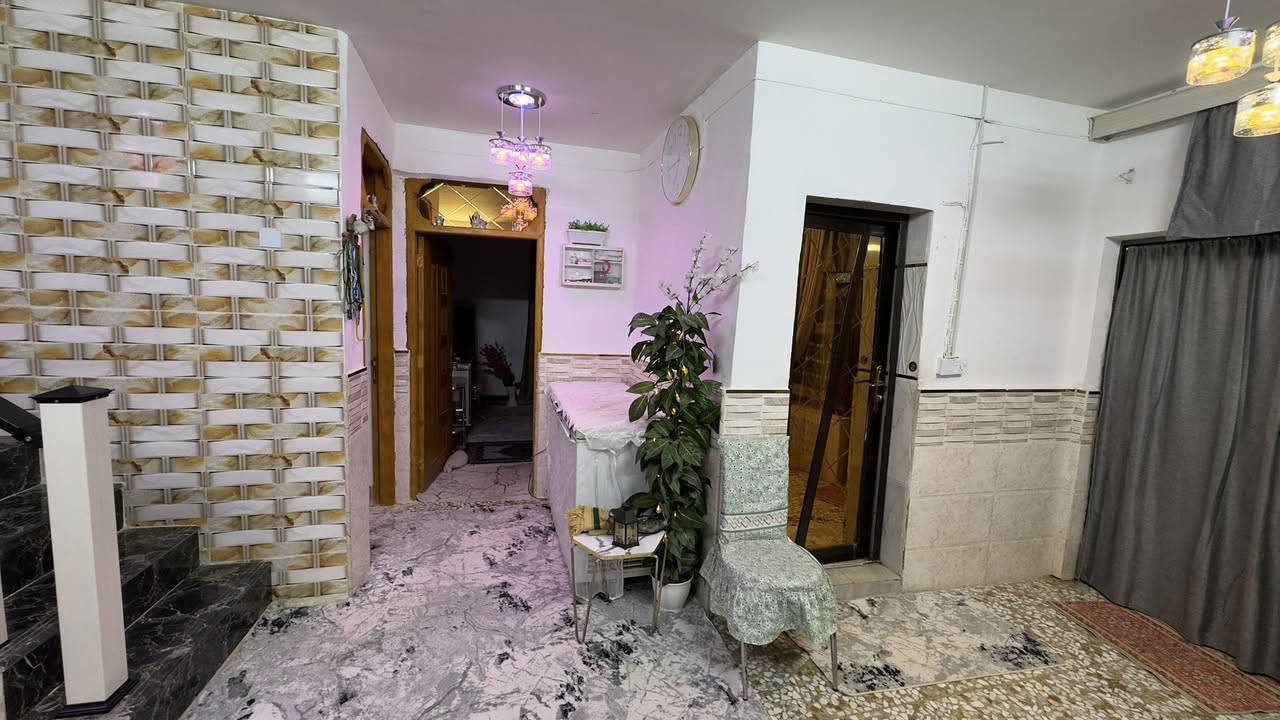 بيت 200 متر في حي الجزيرة للبيع او المراوس ب 100 طابقين بناء جديد يحتوي على مشتملين تكدر بعد ما تشتري البيت تأجرهن او ترهنهن المشتملات  وباقي البيت تسكن بي البيت طابقين يحتوي على 6 غرف مع المشتملات عرض الشارع 8 قريب على السوق

للاستفسار
***********
