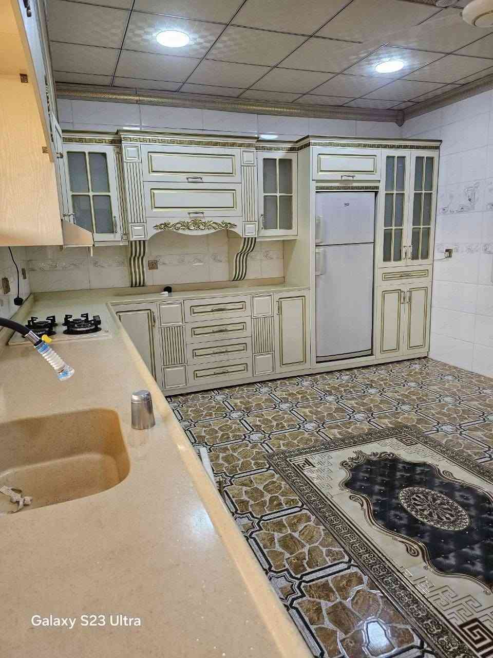 موديل ملكي كلاسك
داخل المنيوم الابواب خشب اج دي اف تركي 
قياس 4 امتار و١٠ مع فاترينه 
وسنك 4 امتار و75 سم كامل مرمر 
وياه طباخ ومرشحه فقط 
للستفسار ع خاص او واتس ***********
