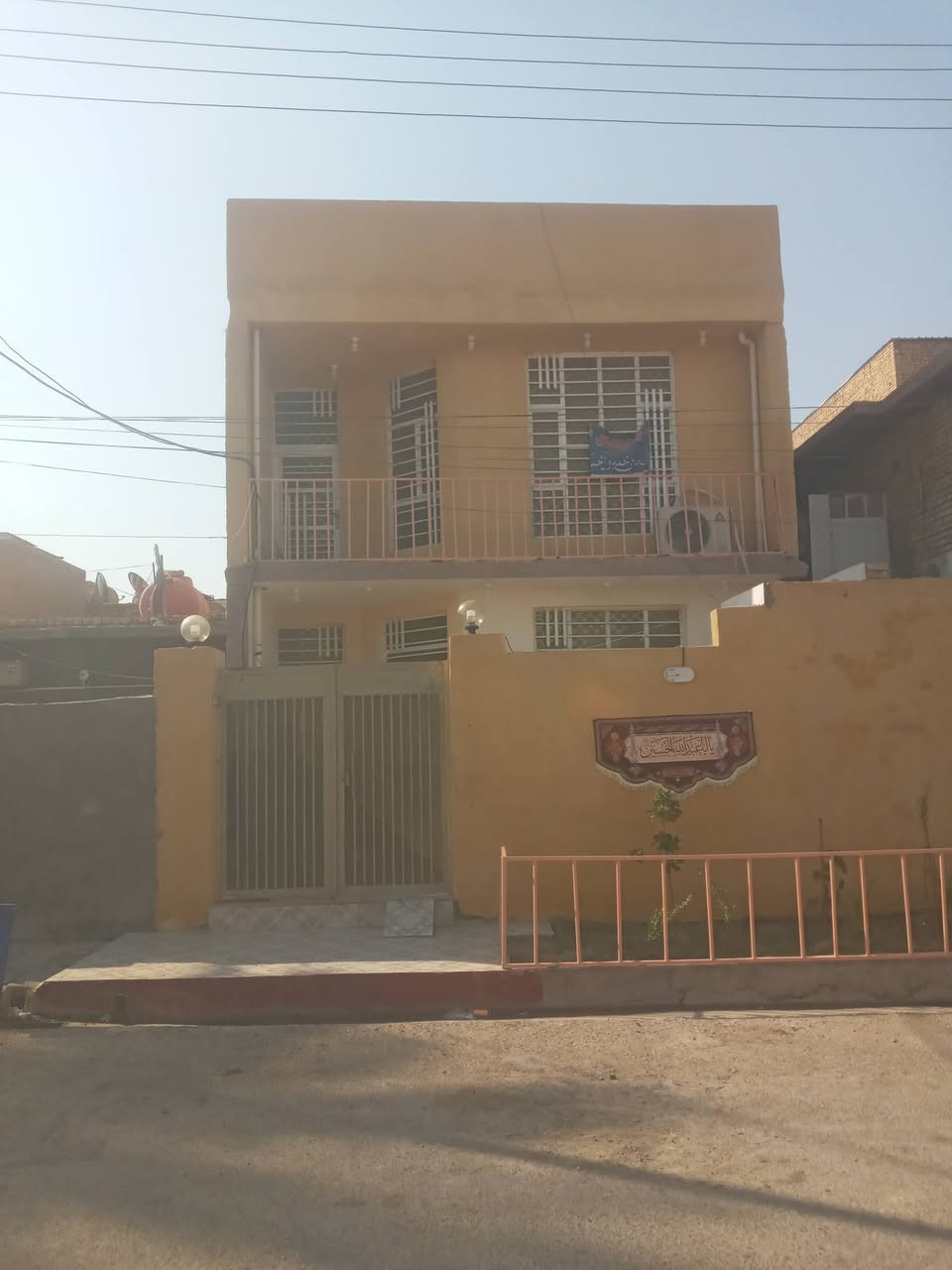 دار للبيع مساحته ١٥٠متر كوت العزه القديمه شارع المركز قرب شارع الكورنيش يبعد عن الشارع العام اربع منازل 
الدار طابقين بناء سنة ٢٠٢٥
التواصل
***********
***********
