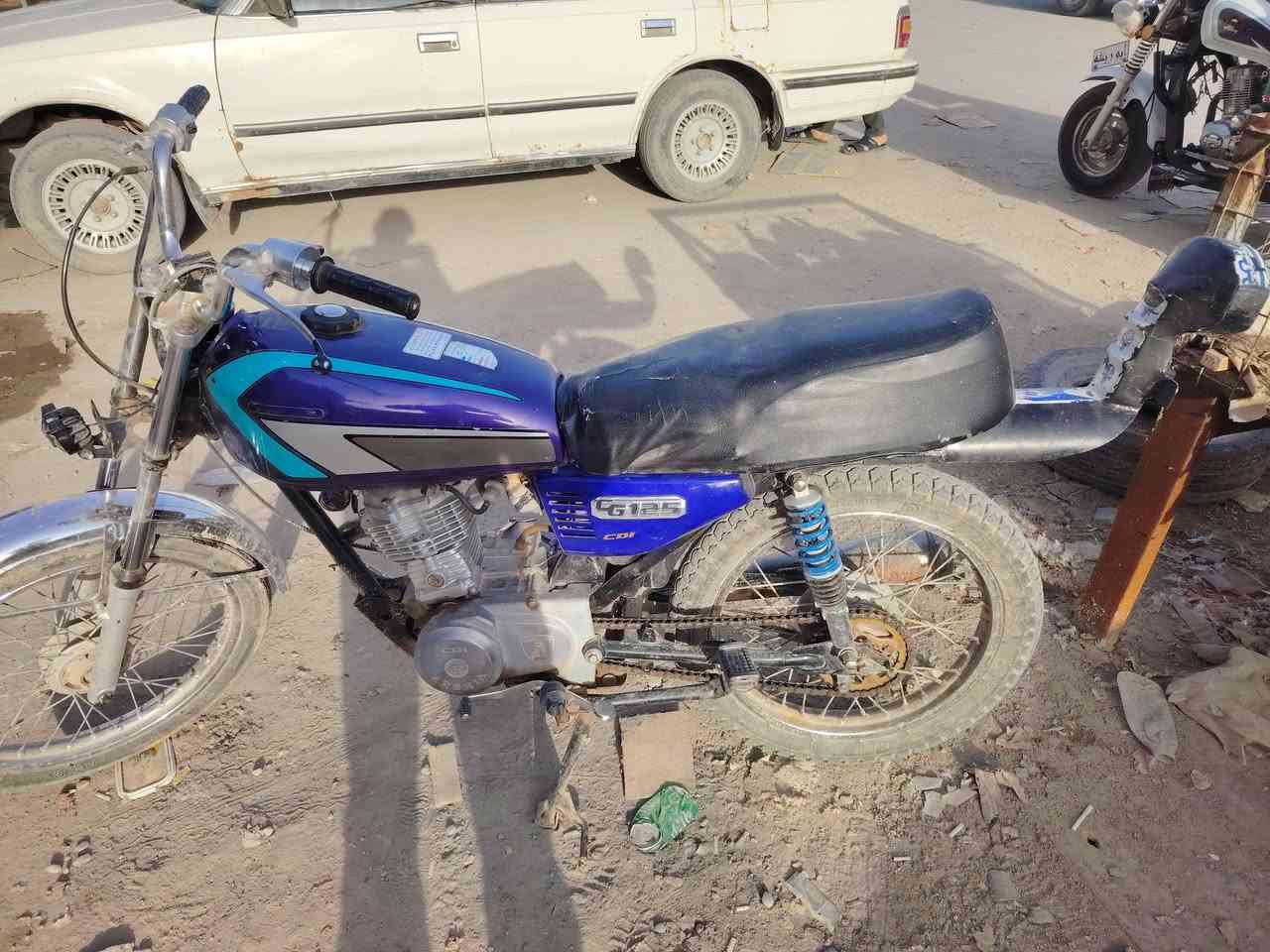 السلام عليكم دراجه للبيع تعمير 24  شاصي مديل 14 اوراق اصولي
السعر 450 وبيها مجال رقم بي  واتساب  ***********
