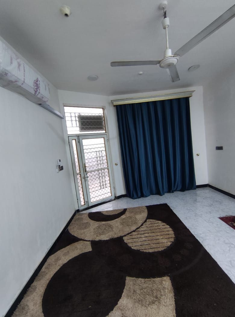 بيت #مصفر 200 متر
الخاجيه شارع افران العراق ركن ع ساحه شارع 15 كدامه حديقه
طابق واحد كامل غرفتين وهول واستقبال ومطبخ وصحيات وبيتونه
بناء درجى اولى
نقص ستاره فقط

بيع للمراوس
***********
