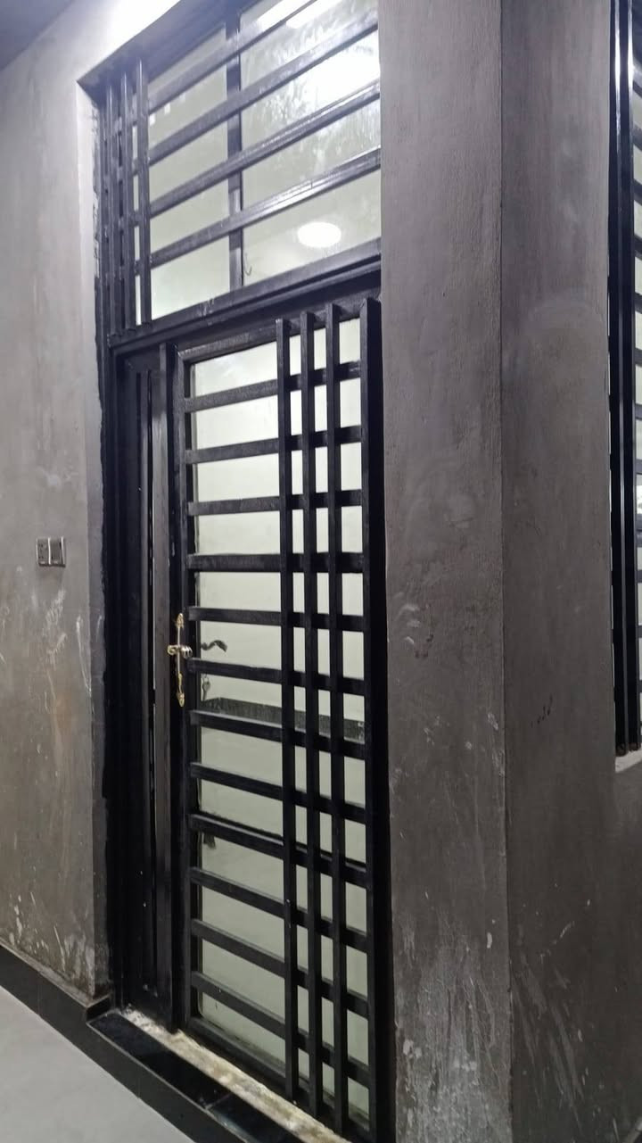 السلام عليكم بيت للبيع في ناحية العباسية خلف معرض حيدر السلامي للسيارت طابو زراعي  سند 25 مساحة 100مربعة فول سيراميك وبورسلين مثل مموضح بالفيديو والصور السعر 48 للاستفسار اتصل على الارقام التالية ***********//***********
