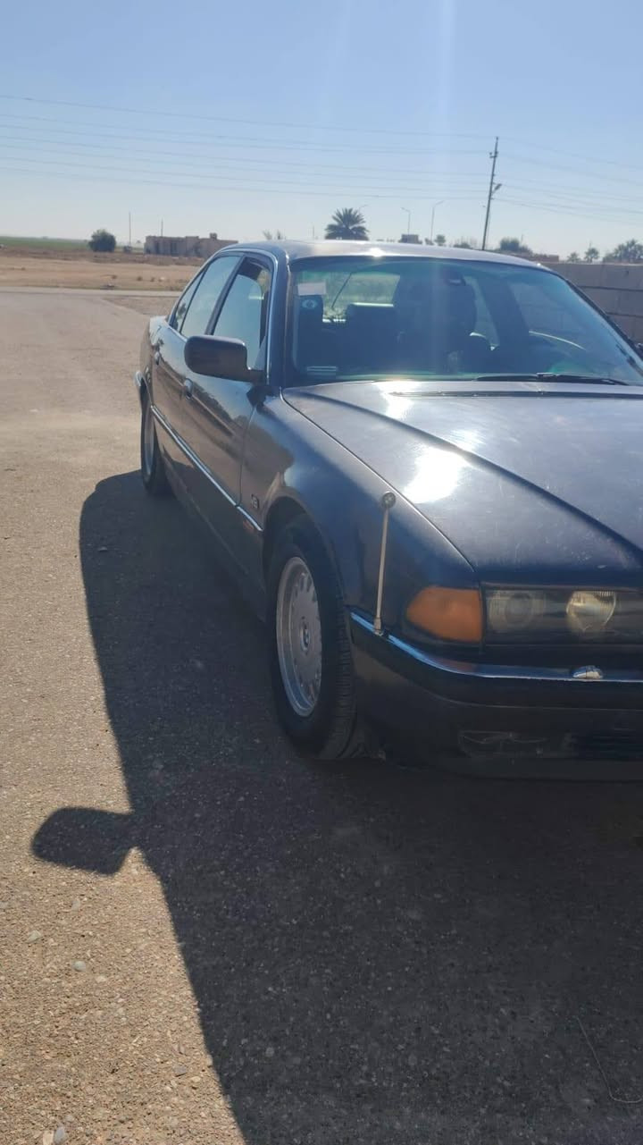 السلام عليكم للبيع فقط بدون مراوس خفاش حجم 730اصل وفصل 8سلندر موديل 1995محرك كير شرط تبريد ثلج +تدفئه صدر خلفي امامي جديد تخم تاير سلايت طكتين سنويه لل2029بسمي كفاله عامه السعر 75وبيها مجال جدآ قليل مكان السياره مفرق الشرقاط هاتف *********** ترايك البصره
