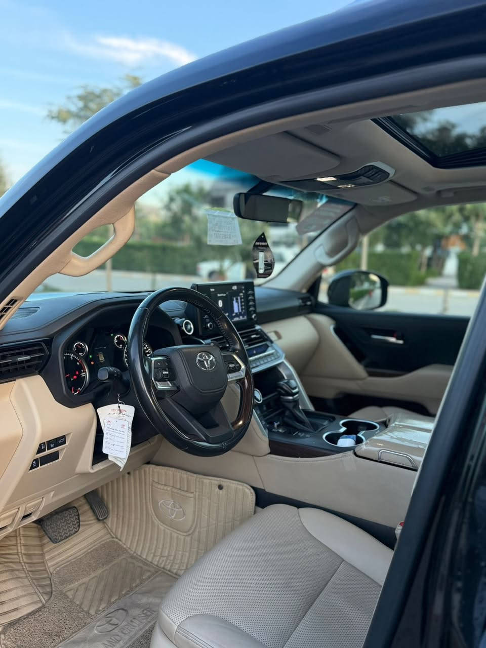 � تويوتا لاندكروزر GXR بلاك إديشن 2024 🔥
قوة الأداء مع فخامة اللون الأسود 🖤

🚗 الموديل: 2024
⚙️ المحرك: V6 سعة 4.0 لتر
💪 القوة: 271 حصان
🛞 الدفع: رباعي 4×4
👨‍👩‍👧‍👦 المقاعد: 7 ركاب
🔁 القير: أوتوماتيك

✨ أهم المواصفات:
✔️ بلاك إديشن (شبك ولمسات خارجية سوداء)
✔️ فتحة سقف
✔️ كاميرا 360 درجة
✔️ حساسات أمامية وخلفية
✔️ مقاعد جلد مع تبريد وتدفئة
✔️ مقاعد كهربائية
✔️ شاشة رئيسية + شاشات خلفية
✔️ مكيف ثلاثي المناطق
✔️ بصمة تشغيل وأبواب
✔️ جنوط خاصة بلاك إديشن

🛡️ أنظمة السلامة:
ABS – نظام ثبات – وسائد هوائية – كاميرات
ممشا 34 الف كيلو مترر
بعد بضمان شركه للاستفسار اتصال بل رقم ***********
