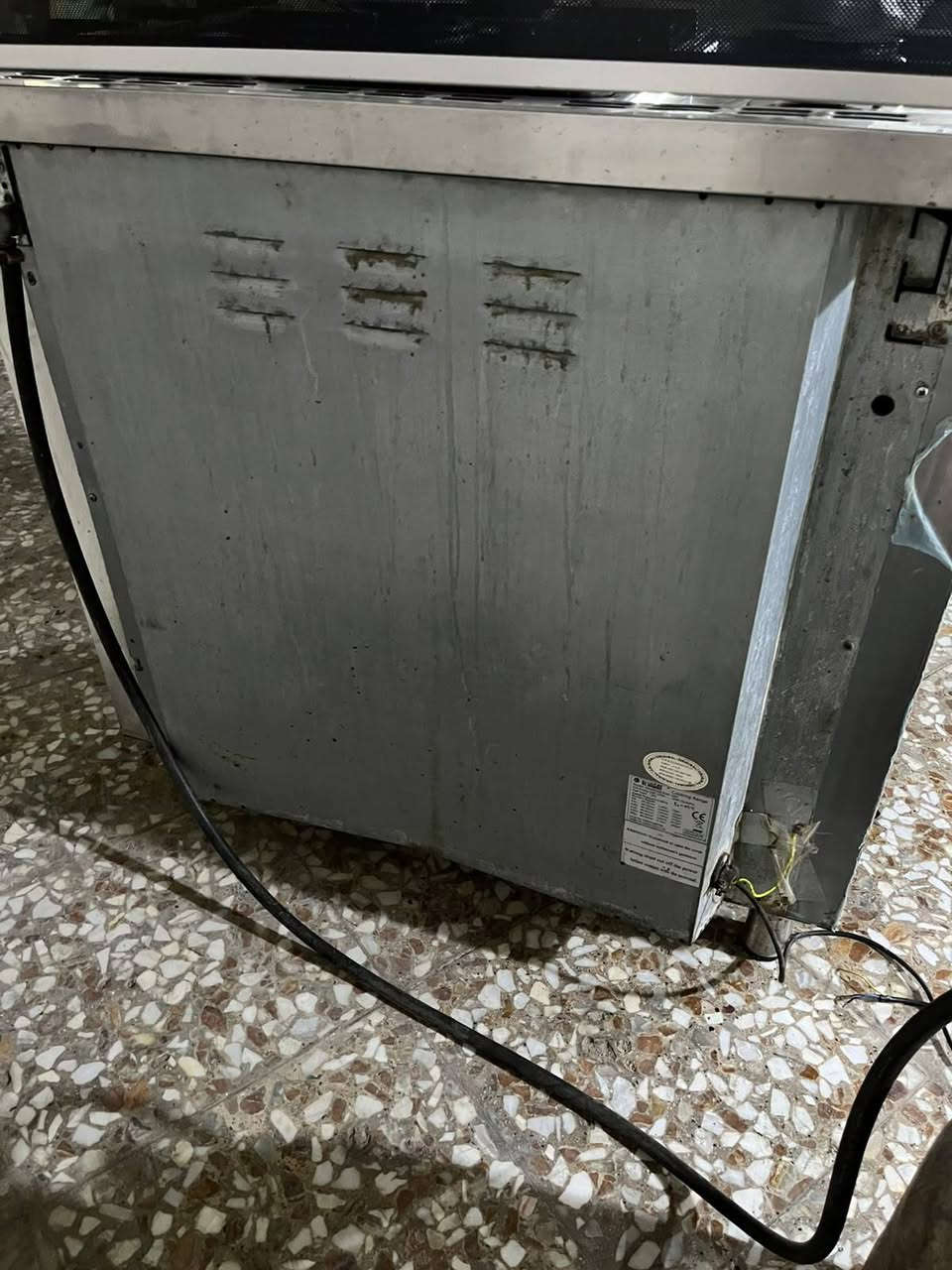 طباخ نضيف كله شغال السعر ١٦٠ وبي مجال المكان نهاية الشعله منطقة الدهله الاتصال ***********
