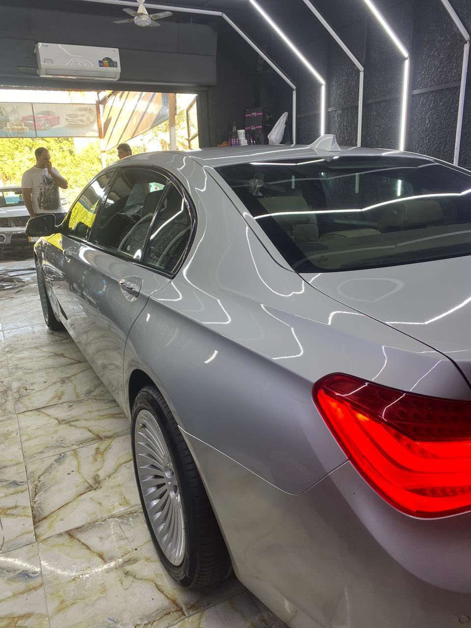 السلام عليكم BMWادوات مكفولة
⸻
ادوات ادوات 
🚘 للبيع BMW 740Li 🚘
الموديل: 2012 – وارد ياباني
المحرك: توين تيربو
الحالة: نظيف جداً – استخدام شخصي

✨ المواصفات:
 • فول مواصفات كاملة
 • تحكم ستيرن
 • شاشات LED
 • فتحة سقف
 • كشنات كهربائية مع تبريد أمامي وخلفي
 • تحديد مسار
 • مثبت سرعة
 • تخم إطارات جديد
 • حدادية كاملة + صدر جديد

📍 الموقع: البصرة
📞 للتواصل: ***********
