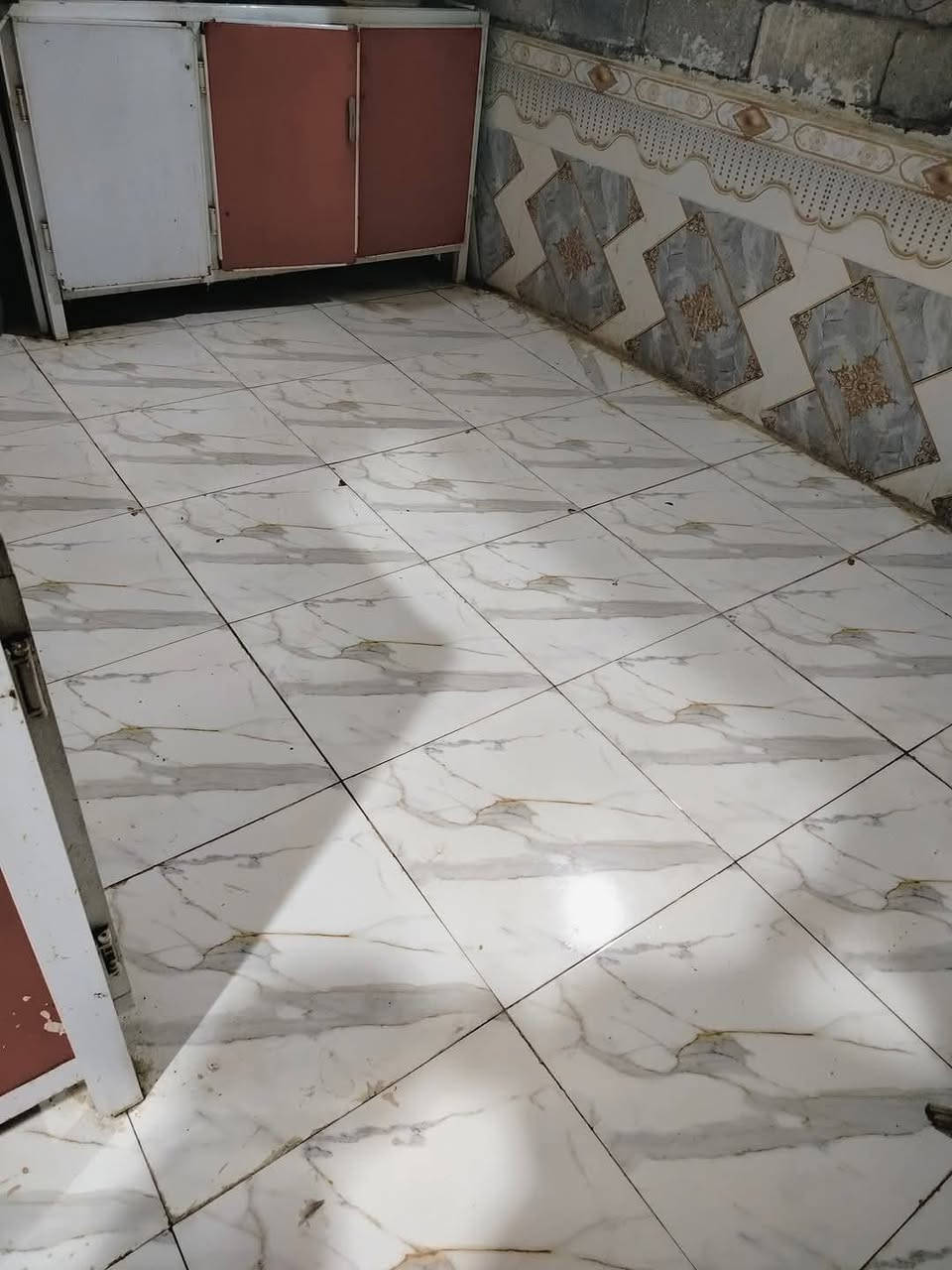 السلام عليكم بيت للبيع المساحه 200متر استقبال وصاله وغرفتين ومطبخ وطارمة وصحيات خارجيه المكان حي الفلاح قرب حسينية الهواشم الرقم***********مكلف بنشر
