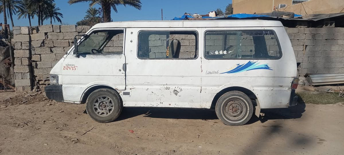 كيا بستا مديل93 رقم بغداد راعيها يحول شوكت متريد هيئه مرور تاخذ مصفر سنويه نافذه  مكينه تدخن من الصالنصه كير تمام شغاله وتمشي سعر15 واذا مراوس بنكو وانطي فرق مكان ابو غريب ***********
