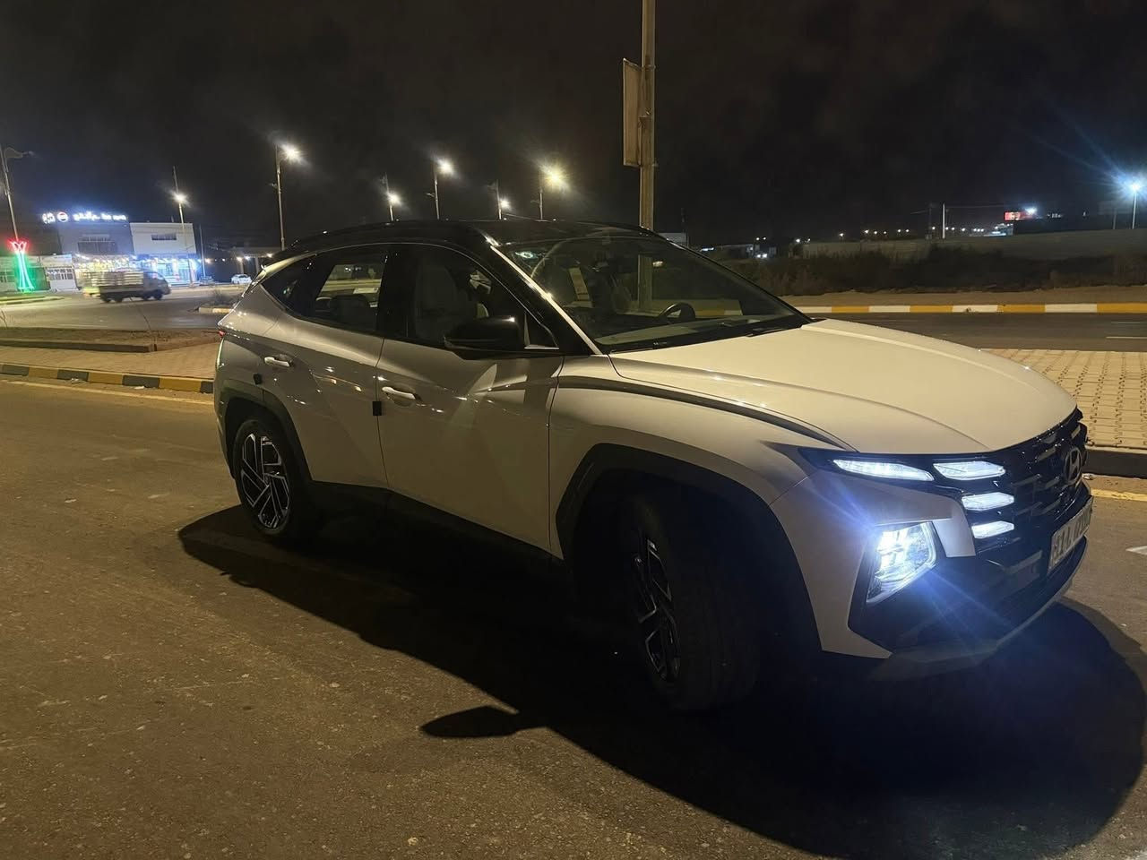 السلام عليكم
هونداي توسان   2025 خليجي ( تو كلر )
ماشيه 42 الف فقط جديده بمعنى الكلمه 
مرقم بغداد كامل بسمي 
تحويل ثاني يوم 
سياره بيها تكحيل بصندوك اصبعين موضح بصور 
  اليكم التفاصيل الآتية فول موصفات 
بحالة : زيرووو بعده 
 حجم المحرك 2.0L 
 مرتبط بناقل حركة أوتو 6 نمر 
 مفتاح التشغيل بصمتين 
سياره تو كلر ارغب شي 📍✅
شاشه دجتل متصله 
 تشغيل عن بعد 
جنطه كهربائي 
سايد بريك بصمه 
 اريل نفكيتر 
حساسات أمامية 
حساسات خلفية
لايت زينون + LED 
 كشافات 
 بك لايت LED 
 دخول بصمة ذكي 
 حجم الاطار 235/55R18 
 ويل كب 20
 4 دسك
 حساسات ضغط الاطارات 
 اشارة في المرايا الجانبية 
 المرايا قابلة للطي كهرباء 
 ماسحة خلفية 
عدد AIR BAG 2
 هاند بريك بصمة 
 ا ABS 
 دشبول شاشة ديجيتال 
 شاشة Apple Car play 
 كاميرا دوارة 
 مقود جلد حياكة 
 مثبت السرعة Cruise 
 المودات والاوامر الصوتية 
 ا Bluetooth / USB 
شاحن هاتف Wireless 
مخرج منفذ الطاقة 
فحص نظام السيارة 
تتسع المقصورة ل 5 ركاب 
حركة المقاعد الأمامية كهرباء 
تجاوي 5 متحركة 
 نظام الايزو فكس ISOFIX
 قطعتين تبريد  
 أوضاع القيادة Drive Mode 
 ا ECO / NORMAL / SPORT 
 أوتو هولد Auto Hold 
 نظام مانع الانزلاق 
 نظام نزول المنحدرات 
حاملات الأكواب عدد 8
 بردات أبواب خلفية 
 بردة خلفية 
 تطعيم الدواخل ألمنيوم 
السعر 231 مجال حك جيه 
رقمي
 ***********
***********
مكاني واسط الصويرة
