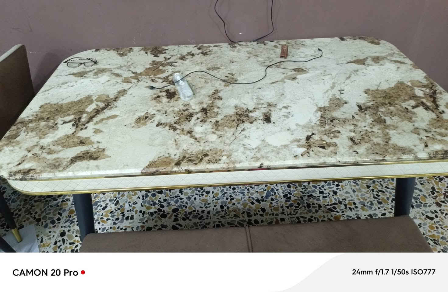سلام عليكم. 
اغراض للبيع ميز طعام مرمر +6 كراسي؛ سعر 300بي مجال
مع سبلت نقص بوري فقط شغال طن واحد الحافض؛  السعر 100
المجمده سعرها 250نهايته***********/***********
