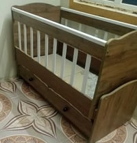 تخت اطفال • نظيف • قابل تفاوض