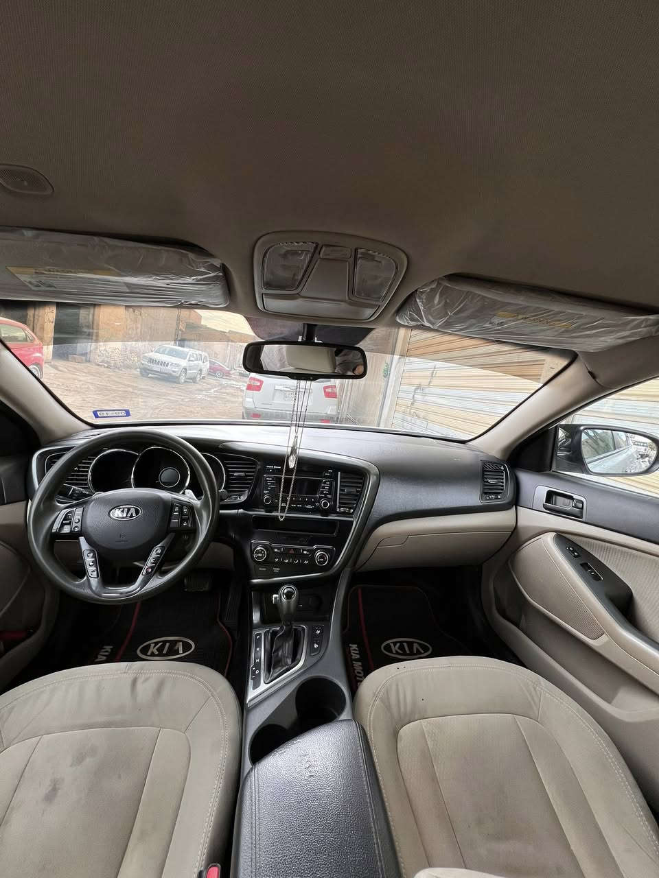 السلام عليكم 
كيا اوبتما للبيع موديل ( 2011 ) ورارد امريكي لون ابيض 
رقم بغداد بسمي تحويل ثاني يوم سنوية تسقط ( 2027 )
حادثها الدور جاملغ خلفي ومبدل باب السايق بالعراق السيارة حيل نظيفة احلة من الصور وخير من الله السيارة و ياخذها بالعافية علي واني جانيها صارها ٥ سنوات عندي 
رايدها ( 115 ) وبيها مجال مكاني الحلة 
رقمي  بي وتساب ***********
