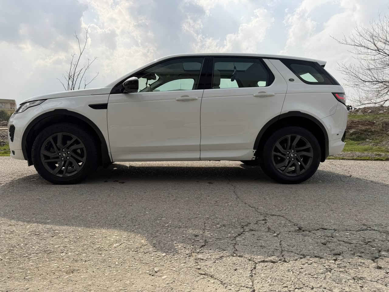 مساء الخير ، رمضان كريم عليكم
Land rover Discovery Sport 2000 tirbu
2018 النوع المرغوب
سيارة فول بانوراما 
بانزين
رقم مميز
السيارة مسويلها ادامة كاملة يم مركز تان قبل ١٥ يوم
مبدل نص تخم تاير 
وهواية شغلات 
فحصها ينتهي بشهر السابع 
كاملة والكمال لله
ماشي 158 كيلو متر
اخت الكلين تفاصيلها وسونارها مرفق بالمنشور
مكانها بغداد القادسية 
سعر شرائها قبل اقل السنة 22,000
مشيتهة 3000 كيلو فقط ما استخدمتها  لكثرة سفري
سعر البيع  145 ورقة
سنوية باسمي تريد تحويل وكالة 
رقم التواصل ***********
الله يجعلها من قسمة الي يستاهلها
 لان ماكو سيارة  بهيج نظافة وهيج سعر
