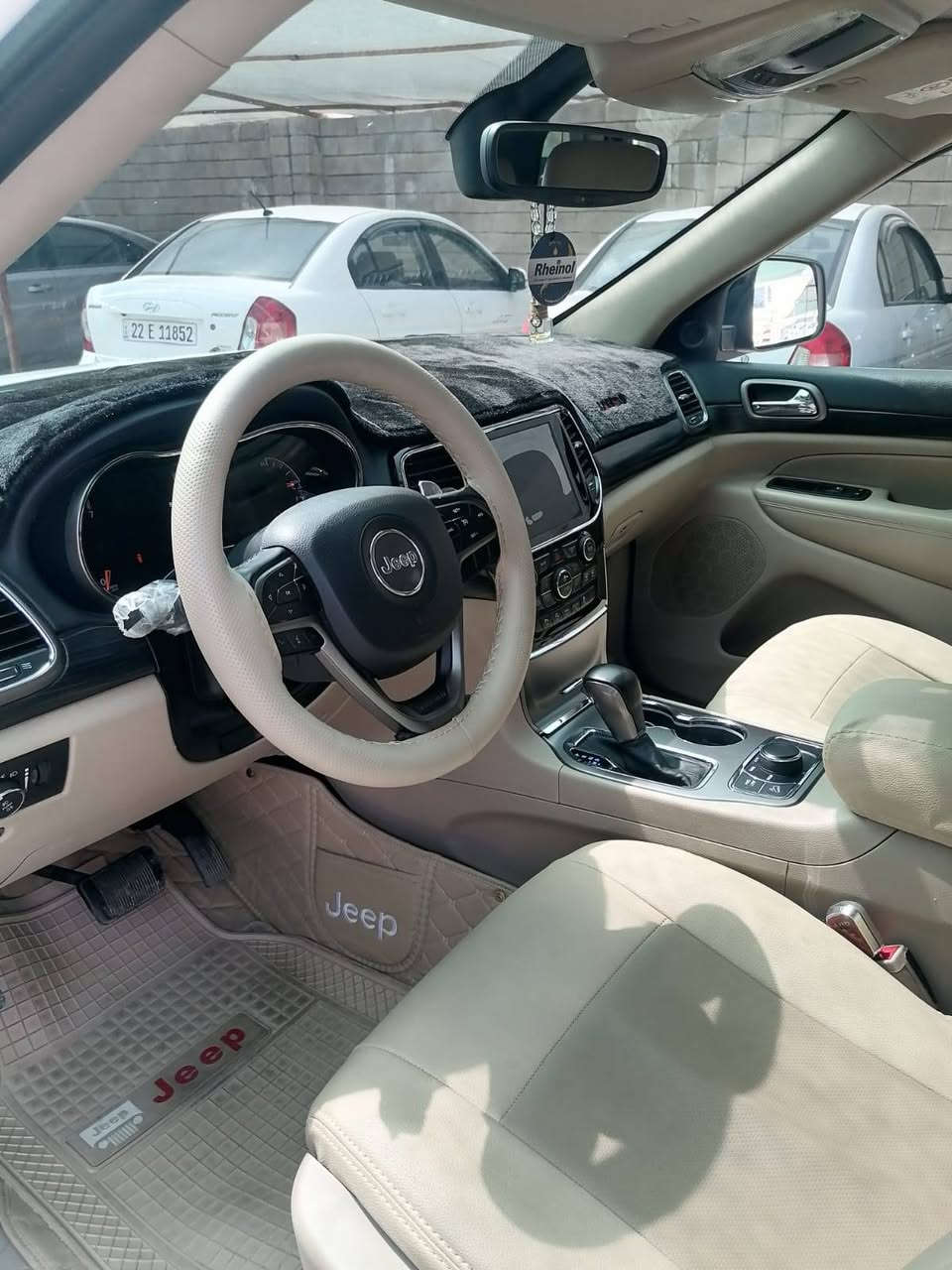 جيب جراند شيروكي 2019 وارد خليجي
شريكة هارلم اربيل
محرك V6 سلندر مواصفات فول فول 
الممشى 75 الف كم
شاشة كبيرة كاميرا خلفية بصمة تشغيل عن بعد
بانوراما كشنات جلد كهرباء اشارات مرايا رادار جانبي
لايت ليد زنون زراكات لايت ويل كروم تحكم استيرن تحديد سرعة شفتات استيرن
صندوق شفت فور ويل دبل اكسل وبعد بيها موصفات 
كلين تايتل مكفولة بدون حادث بدون صبغ بشرط
حالة وكالة رقم سنوية جديد تحويل مباشر
مكان السيارة الموصل السعر 280 ورقه وبيها مجال 
رقم صاحب ســـيـارة ::***********
