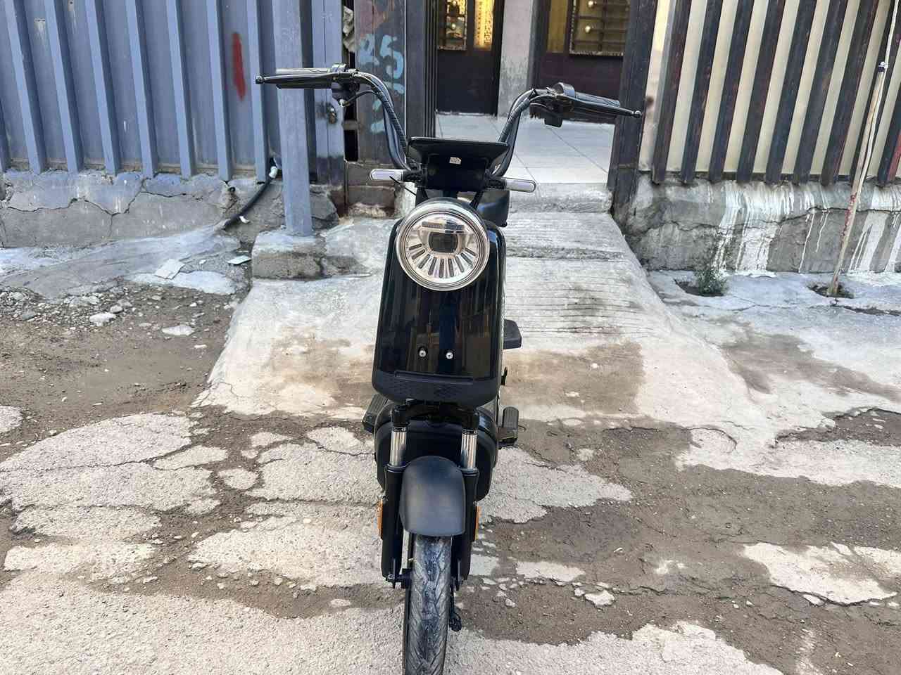 السلام عليكم
1-دراجه شحن للبيع موديل2024 
 دراجه نضيفه 
2-مكفوله كفاله عامه من الشخط والضرر دراجه فول الموصفات بصمه سويجن سله بايدر 
 نوع الدراجه ريان REAN 
بعدها زيرو ماشيه700 كيلو 
 بريكات جدد بل مكان 
تايرات جدد 
 اشاير يمنى يسرى 
هورن 
لايتات 
3 سرع
سرعه 40 حقيقي 
هورن 
 شحن مالتها ساعتين 
يطول 20km
4 بطريات 
سعر 335

بعدها بوضع الشركة 
رقم الهاتف 

***********
مكان زيونه

غير متواجد فيس

ملاحضة سله بايدر تجوه ماشادهن بس موجودات
