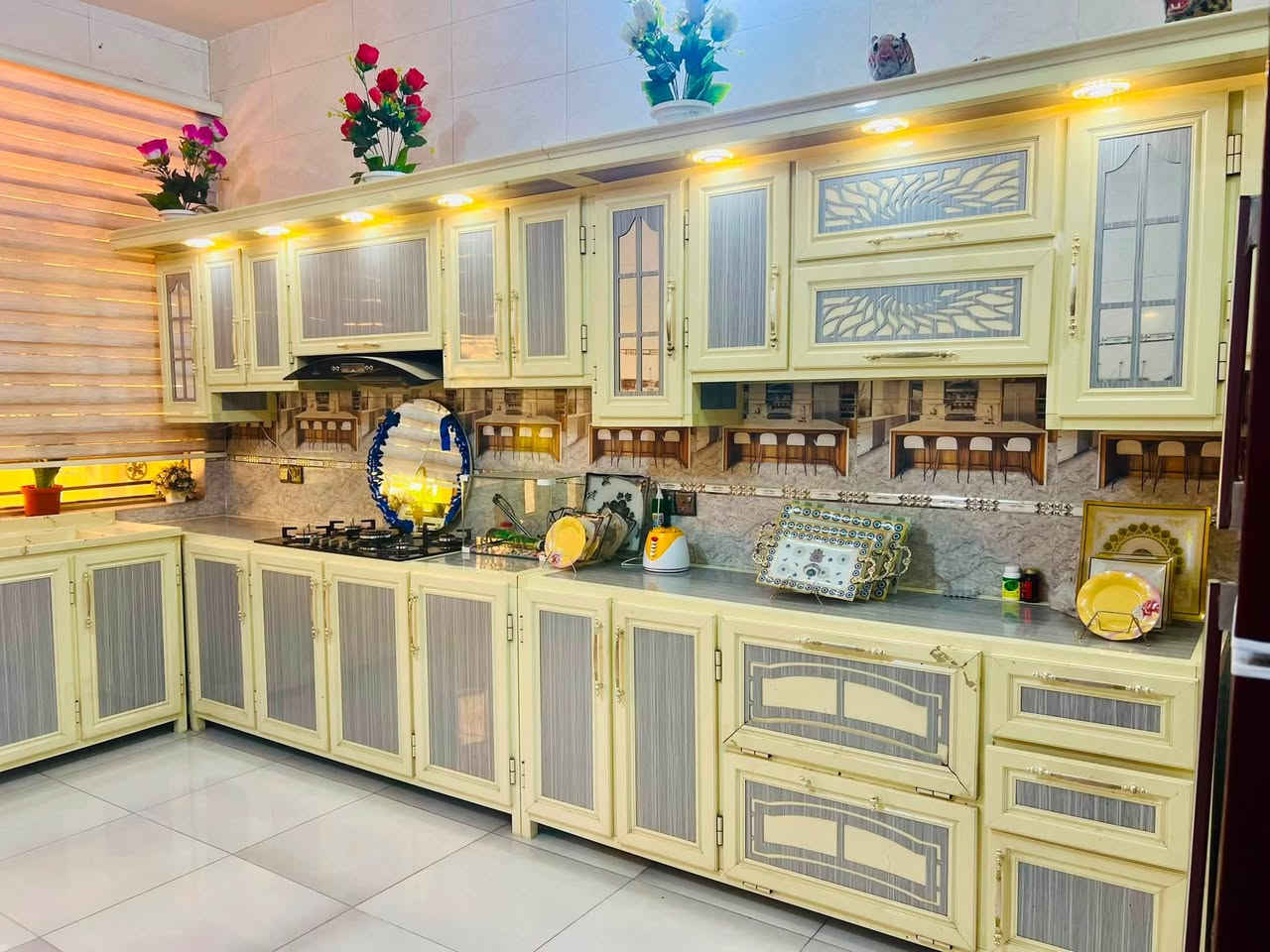 سلام عليكم اشلونكم حبايب عندي 
عندي كاونتر للبيع نظيف وجديد اني مفصله وياه 
الطباخ ابو خمس عيون وياه الساحبه مالته  هذني وياه 
وعندي تخم ديوان ايضاً اني مفصله جديد ونظيف 
ابو البلوكه السوده الطبلات مو وياه لين هذني اني مشتريهن 
سبب البيع // اريد انتقل لغير مكان 
اتصال فقط / ***********
واتساب فقط/***********
مكاني بغداد بغداد الجديده

