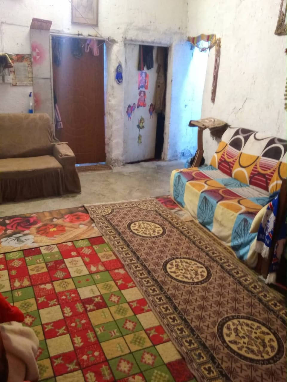 يا الله السلام عليكم بيت للبيع واقع حال تجاوز العنوان بغداد جسر ديالى القديم مساحة البيت ١٨٠ متر بي غرفتين وحدة صغيرة وحدة جبيرة ستقبال حمام تواليت مطبخ وكراج جبير خدمات كاملة مي مجاري كهرباء حتة سحب واصل سبب البيع ضروف خاصة السعر ١٢ وهاذ رقمي ***********
