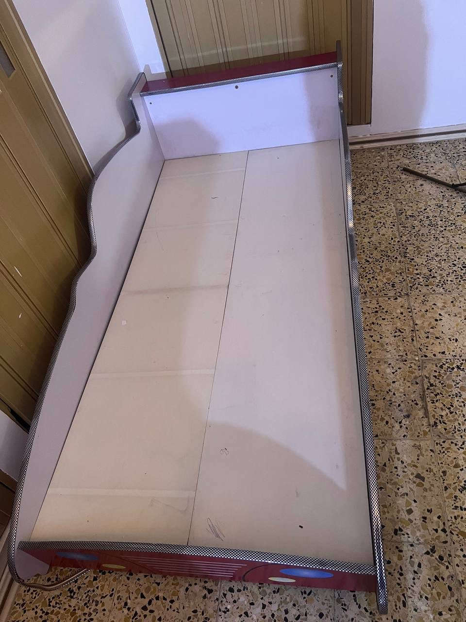 السلام عليكم
بيع أغراض مستعمله 

١-ميز تلفزيون جديد مستعمل قليل الطول ٦٠ والعرض ١٤٣

السعر ٧٥ 

٢- جربايه نفر مستعمله أضرارها بسيطه سعرها ٥٠ 

استفسار على رقم  ***********
