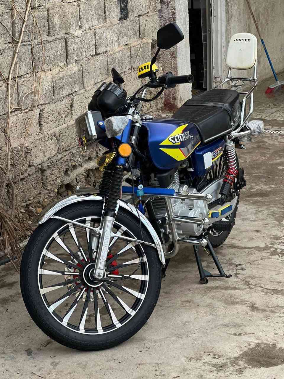 السلام عليكم دراجة ايراني للبيع الدراجة 2025 بعدهة جديدة ماشية 5000 الدراجة احلة من الصور مكينة 200cc اوراق كاملة منفيس مكينة برغي ما مفتوح منهة الدراجة كدامك وشوفهة السعر 850 وبيهة مجال مكان بغداد قرب جزيرة بغداد السياحية رقم الهاتف***********وتحياتي للجميع 🌍🌿🩶
