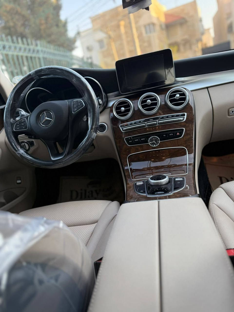 مۆدێل ٢٠١٧ C 300  ٣ پارچە بۆیاغه ٦١هەزار رۆیشتوە  سەیارەکە زۆر خاوینە یەك دەستە بەناوی خۆمە  نرخ ١٥٠ $  مامەڵەی تیدایە رەقەم *********** أربيل, العراق
