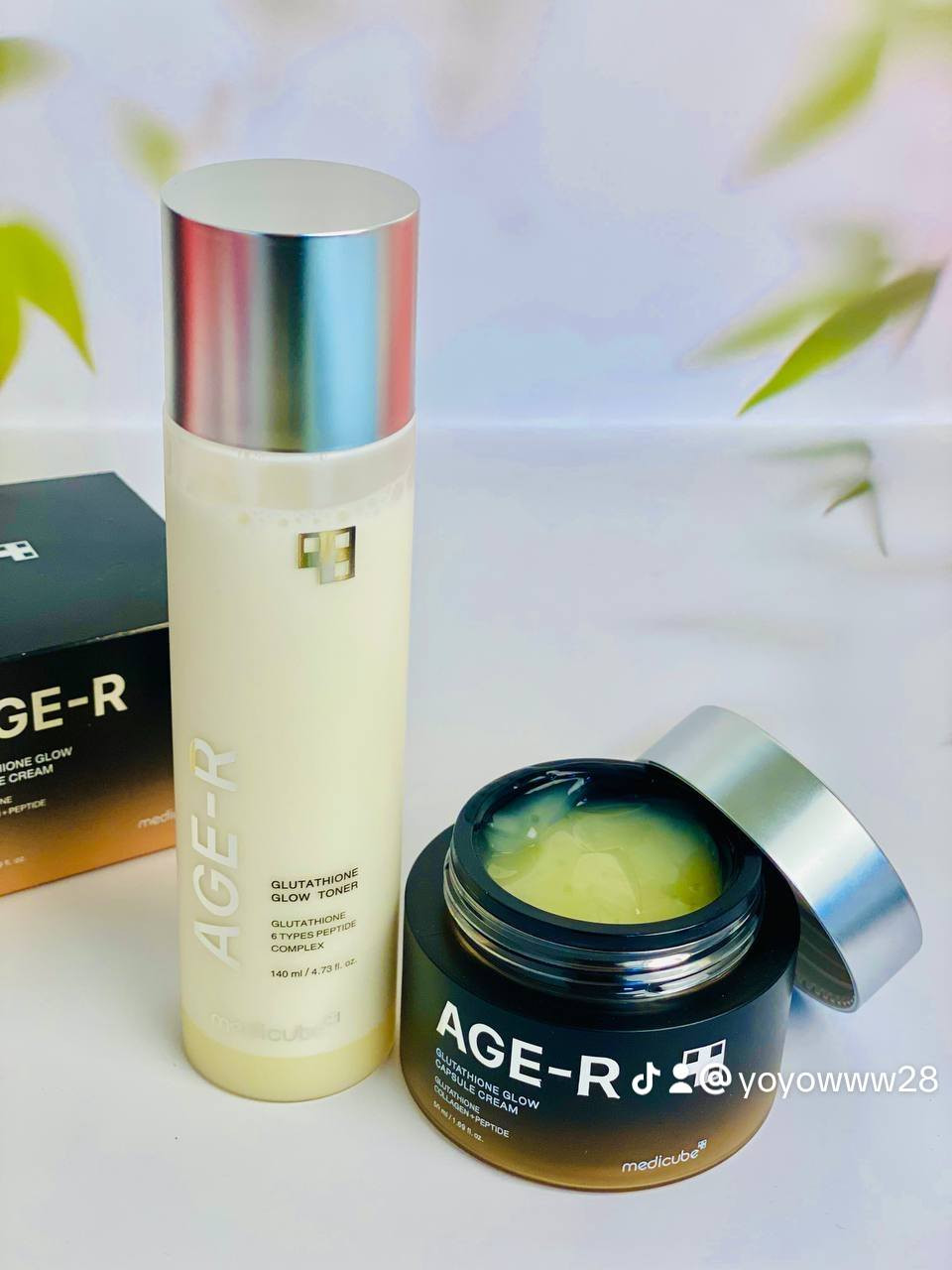 مجموعة AGE-R من Medicube الغنية بـ الجلوتاثيون والبيبتايد، الحل المثالي لبشرة ناعمة ومشرقة مثل بشرة الكوريات 🌸

💛 المجموعة تتكوّن من:
✔️ تونر AGE-R Glutathione Glow
✔️ كريم AGE-R Glutathione Capsule Cream

الفوائد:
🌟 يساعد على تفتيح البشرة وتوحيد لونها
🌟 يمنح البشرة إشراقة صحية ولمعة طبيعية
🌟 يرطب البشرة بعمق ويجعلها ناعمة ومشدودة
🌟 يقلل من مظهر التعب والبهتان

✨ تركيبة متطورة بالجلوتاثيون و6 أنواع من البيبتايد لتغذية البشرة وتعزيز نضارتها 

سعر العرض 25 الف والتوصيل مجاني


**إذا كنت صاحب هذا الإعلان وتريد حذفه لأي سبب، رجاءا أرسل رسالة إلى الدعم الفني**