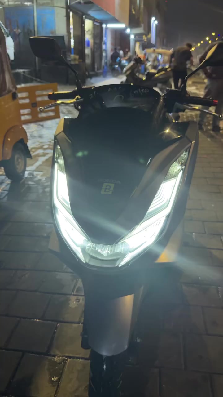 السلام عليكم ،دراجة pcx بي سي اكس الجيل الرابع للبيع
وارد كوري ماشية 27 الف اللون فيلي
مكينة مكفولة وكفرات بلادي
نظام abs مانع انزلاق
ستان كهربائي وحساس ازدحام 
السعر 2400 وبيها مجال | مكاني بغداد مدينة الصدر
واتساب ***********
رصيد ***********
